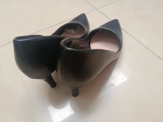 3 pares de zapatos: negros y rosas