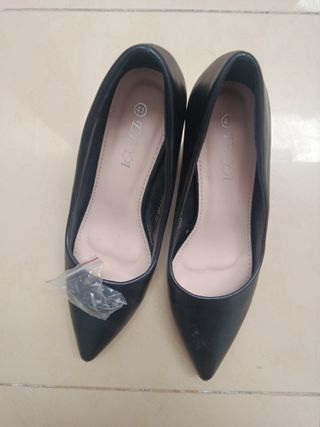 3 pares de zapatos: negros y rosas