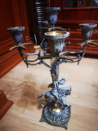 Reloj y candelabros de bronce, venta por separado.