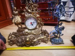 Reloj y candelabros de bronce, venta por separado.