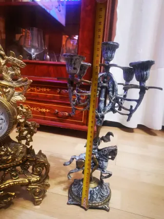 Reloj y candelabros de bronce, venta por separado.