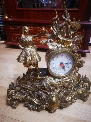 Reloj y candelabros de bronce, venta por separado.