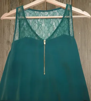 Blusa  Express verde con cremallera y encaje