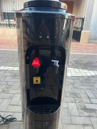 Fuente de agua con bidón