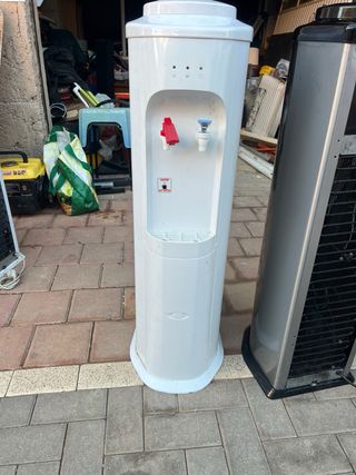 Fuente de agua con bidón