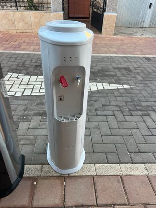 Fuente de agua con bidón