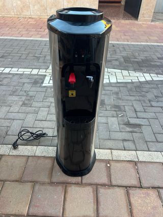 Fuente de agua con bidón