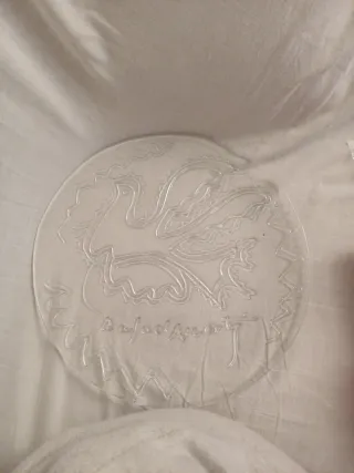 Plato transparente tallado por Rafael Alberty