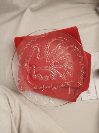 Plato transparente tallado por Rafael Alberty