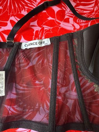 Crop top negro con pedrería