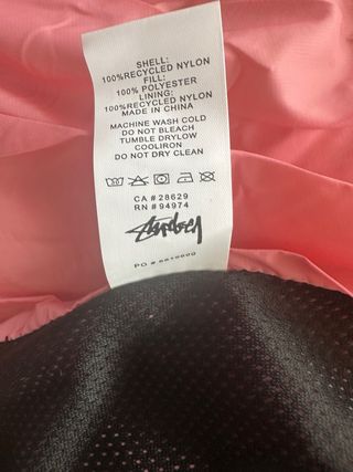 Chaqueta Stüssy Negra con Forro Rosa