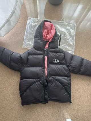 Chaqueta Stüssy Negra con Forro Rosa