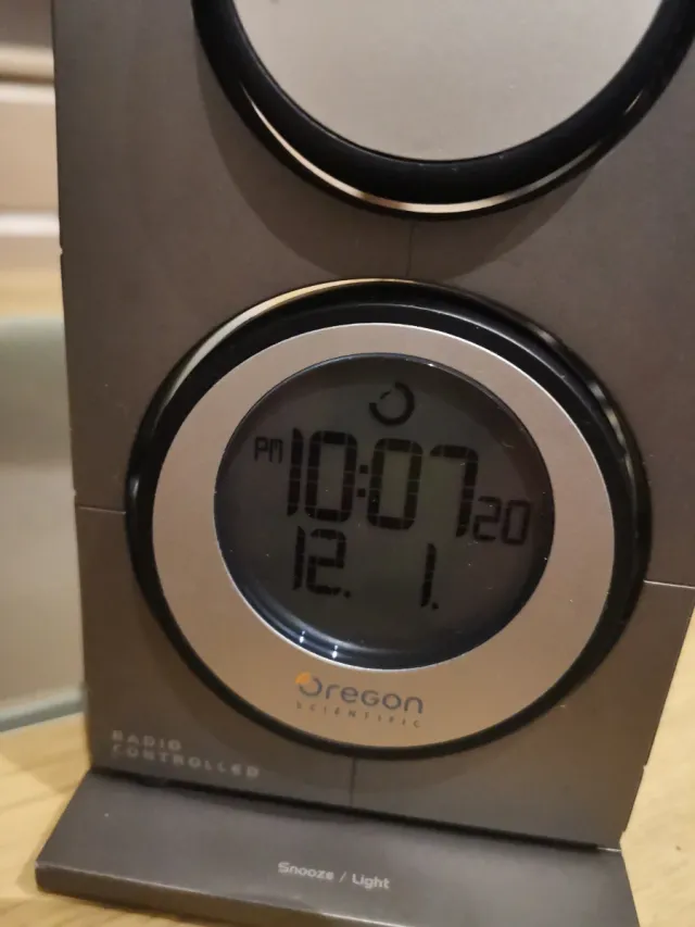 Reloj Digital Oregon Scientific Radio Controlado