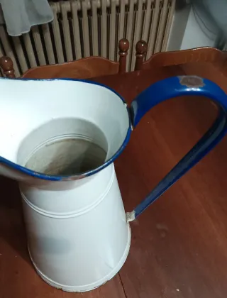 Brocca vintage smaltata bianca e blu