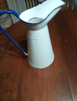 Brocca vintage smaltata bianca e blu