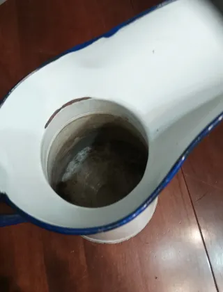 Brocca vintage smaltata bianca e blu