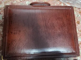 Maletín de piel marrón