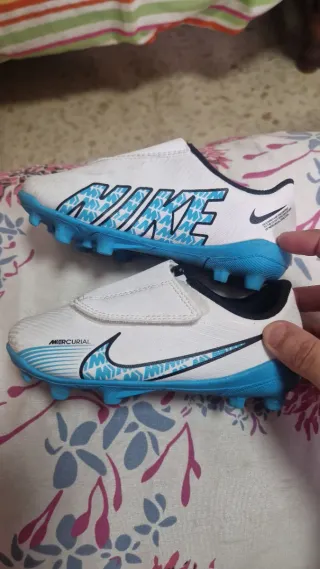 Botas de fútbol Nike niño talla 22, 23