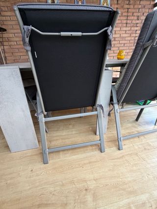 Sillas de terraza grises y amarillas