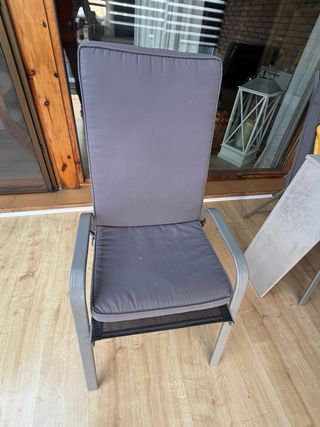 Sillas de terraza grises y amarillas