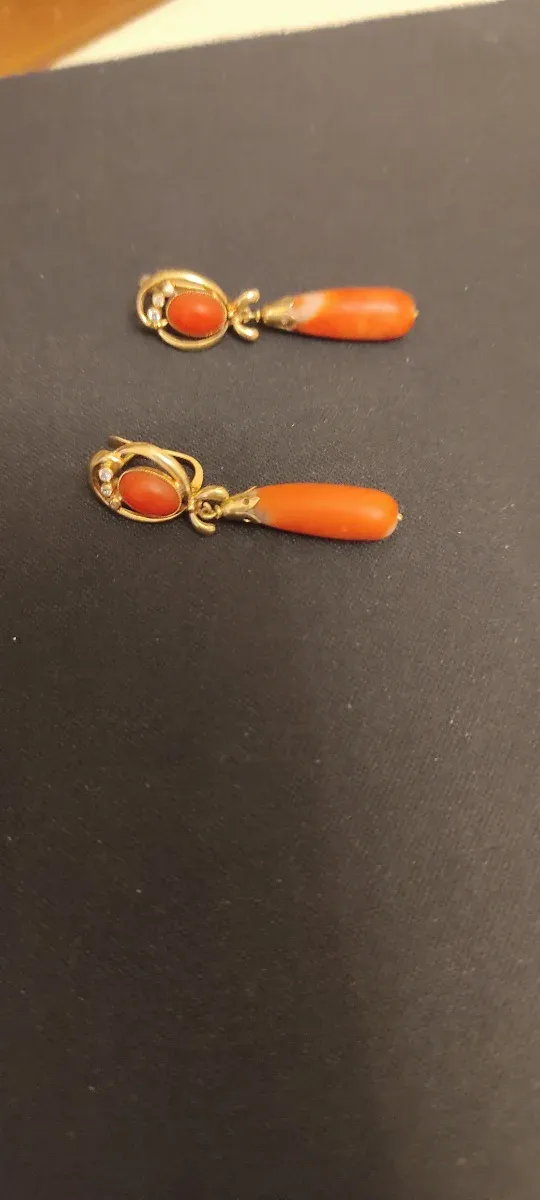 Orecchini in oro 18 kt con lacrime di corallo