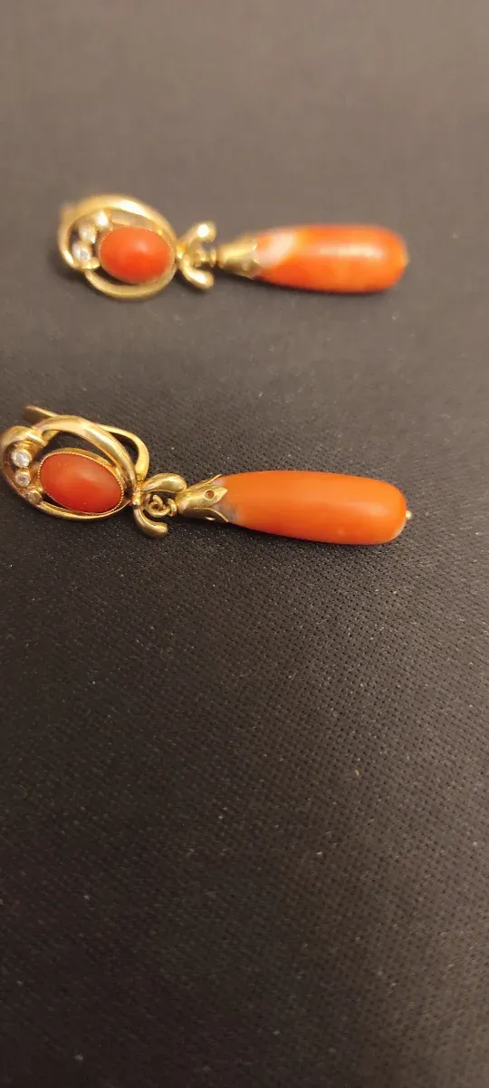 Orecchini in oro 18 kt con lacrime di corallo