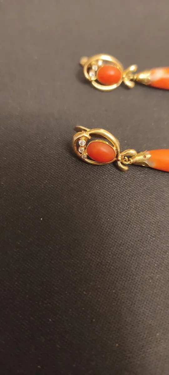 Orecchini in oro 18 kt con lacrime di corallo