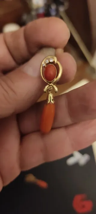 Pendientes oro 18 kts. Con lagrimas de coral.