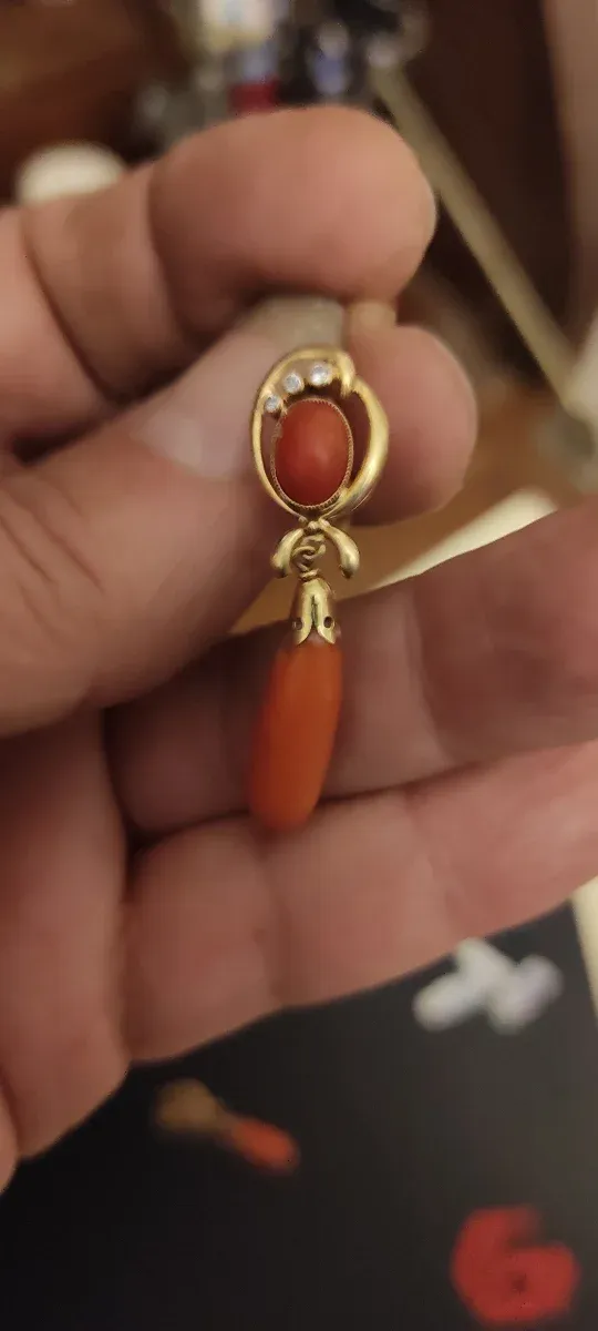 Orecchini in oro 18 kt con lacrime di corallo