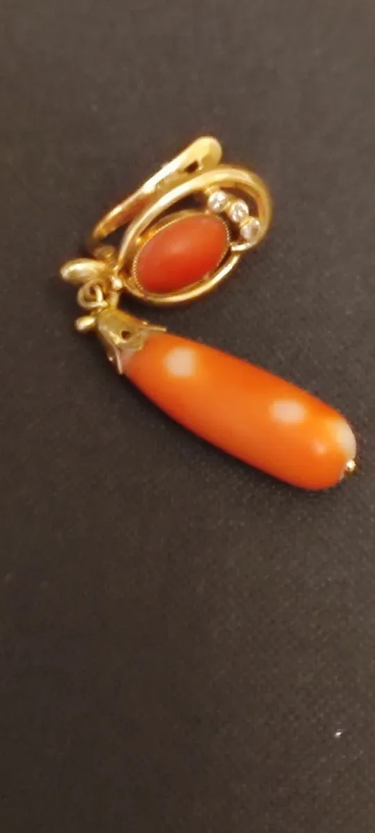 Orecchini in oro 18 kt con lacrime di corallo