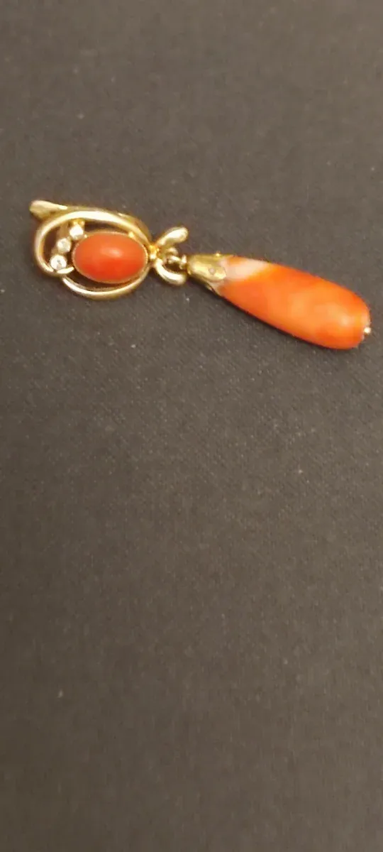 Orecchini in oro 18 kt con lacrime di corallo