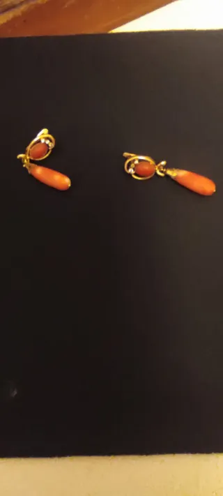 Pendientes oro 18 kts. Con lagrimas de coral.