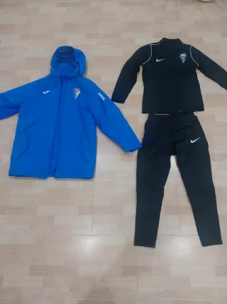 Chaqueta y chándal San Fernando Fútbol. 20 euros.