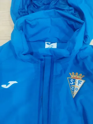Chaqueta y chándal San Fernando Fútbol. 20 euros.