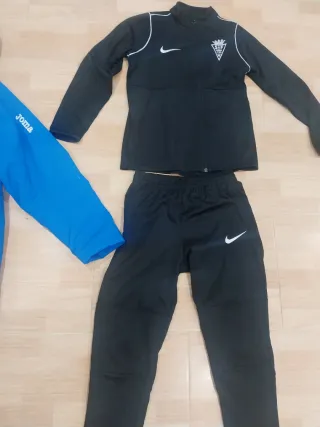 Chaqueta y chándal San Fernando Fútbol. 20 euros.