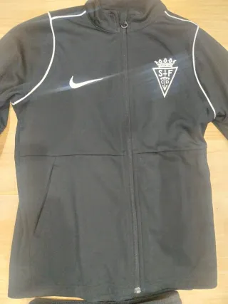 Chaqueta y chándal San Fernando Fútbol. 20 euros.