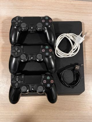 PS4 (PlayStation 4) Negra + 3 Controles