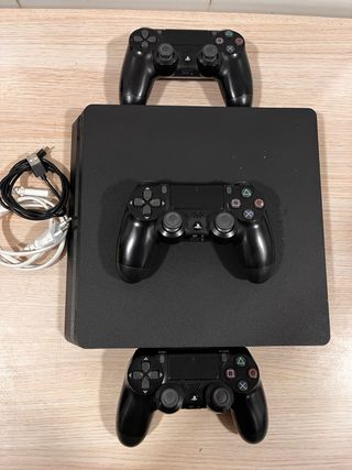 PS4 (PlayStation 4) Negra + 3 Controles