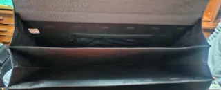 Maletín gris con cierre metálico