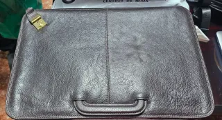 Maletín gris con cierre metálico