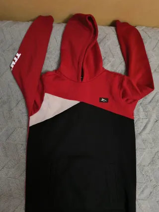 Sudadera con capucha roja y negra