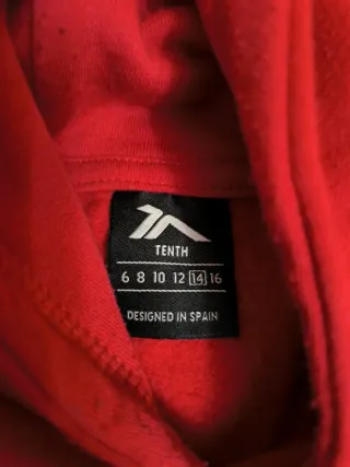 Sudadera con capucha roja y negra