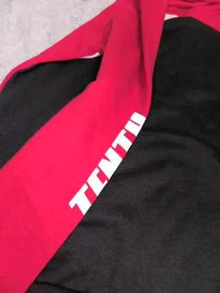 Sudadera con capucha roja y negra