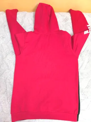 Sudadera con capucha roja y negra