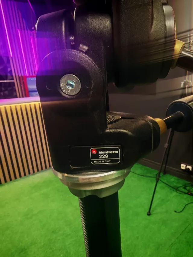 Manfrotto Trípode Triaut 058B + Cabezal 229