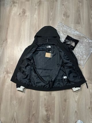 Cortavientos The North Face Negro y Crema