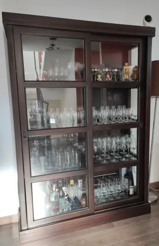 Vitrina madera wengue con puertas de cristal
