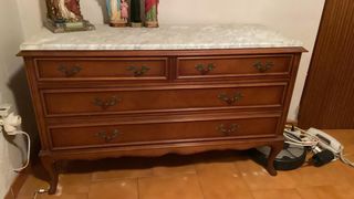 Cómoda de madera con superficie de mármol