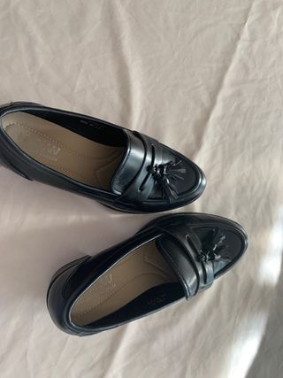 Zapatos negros de tacón con borlas