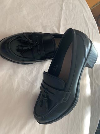 Zapatos negros de tacón con borlas